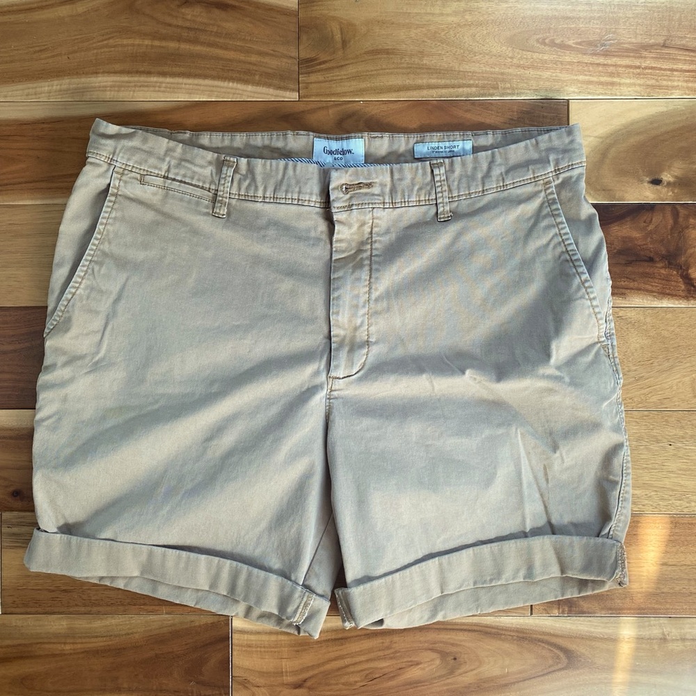 Men’s khaki shorts
